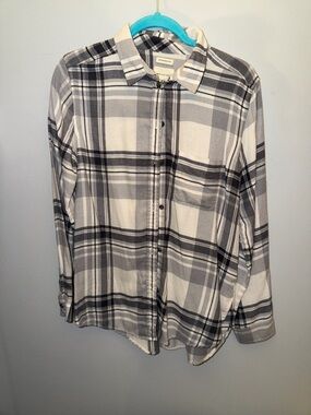 American Eagle Outfitters Gray Plaid Button-Down Shirt Ahh-mazingly soft bf fit